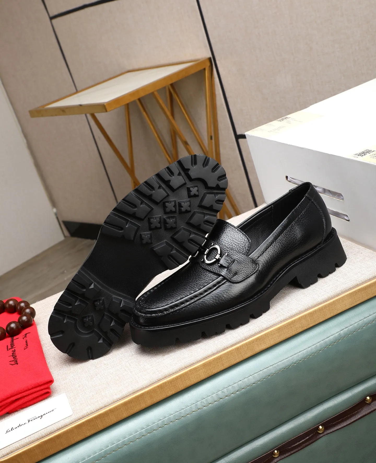 Men's shoes 💰500 📛📛(water-dyed cow lining) Salvatore Ferragamo high-end (Salvatore Ferragamo) is the top international luxury footwear brand. It comes from the fashion kingdom of Italy. It is famous all over the world for its traditional handmade design and novel styles...🚶🏻🚶🏻New suit shoes are available simultaneously at the counter. This model is purely handmade. The fabric is imported Italian calfskin➕soft water-dyed cowhide lining. Original authentic outsole🌀🌀Size: 38➖44.